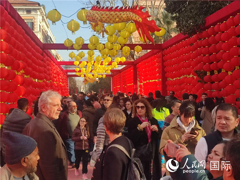 游園會入口處張燈結彩，人流如織。人民網(wǎng)記者鄭彬攝