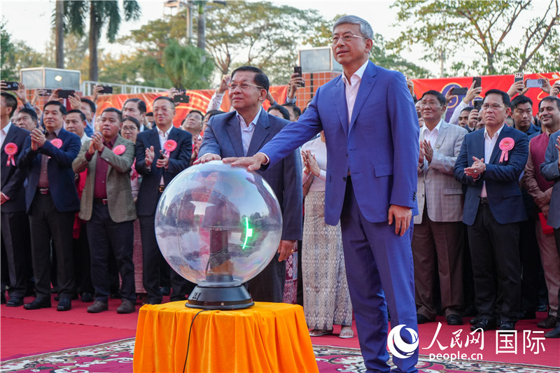 敏昂萊主席和陳海大使在中方援建和改造升級(jí)的仰光杜溫納國(guó)家體育館前共同按亮水晶球，啟動(dòng)“錦繡唐人街”新春慶典-人民網(wǎng)記者謝佳君攝
