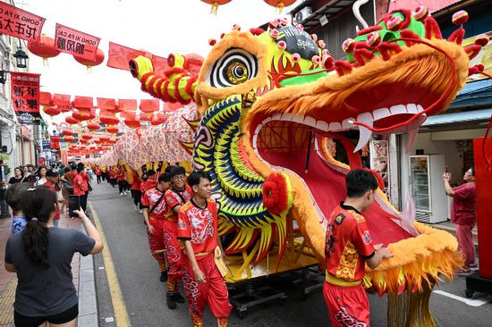 2月1日，由馬來西亞和中國的100多名青少年組成的舞龍隊在馬來西亞馬六甲市雞場街上共舞一條近200米的“長龍”。這是活動現(xiàn)場的“長龍”。新華社記者程一恒攝