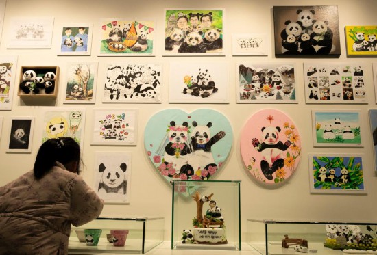 2月20日，一位小朋友在看“福寶”家族的創(chuàng)意作品。新華社記者姚琪琳攝