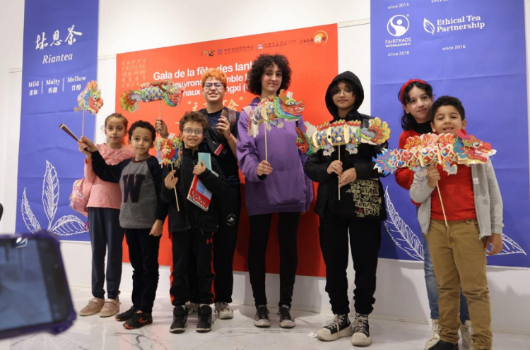 孩子們拿著元宵彩燈合影。拉巴特中國文化中心供圖