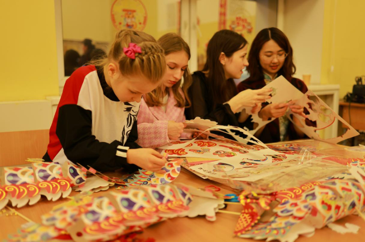 俄羅斯小朋友體驗(yàn)中國(guó)傳統(tǒng)手工藝。俄羅斯國(guó)立人文大學(xué)孔子學(xué)院供圖
