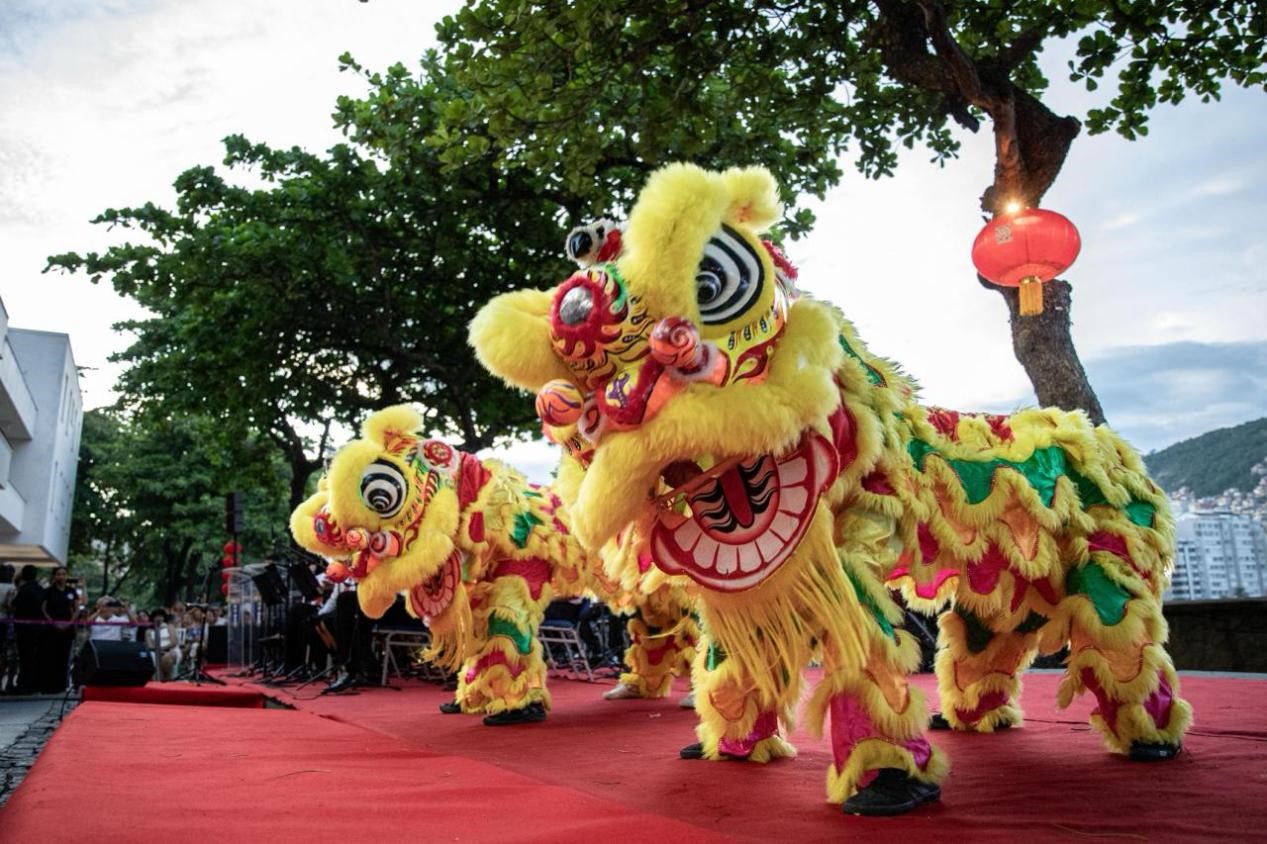 當(dāng)?shù)貢r(shí)間2月24日晚，2024年元宵節(jié)慶?；顒?dòng)在巴西里約熱內(nèi)盧市科帕卡巴納要塞舉辦。巴西山河文化促進(jìn)中心供圖