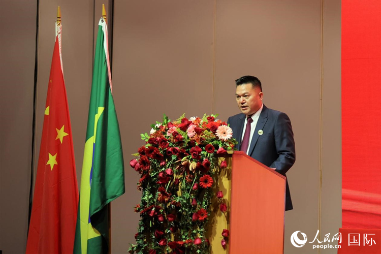巴西和統(tǒng)會新任會長張小春發(fā)表就職演講。人民網(wǎng)記者 時元皓攝