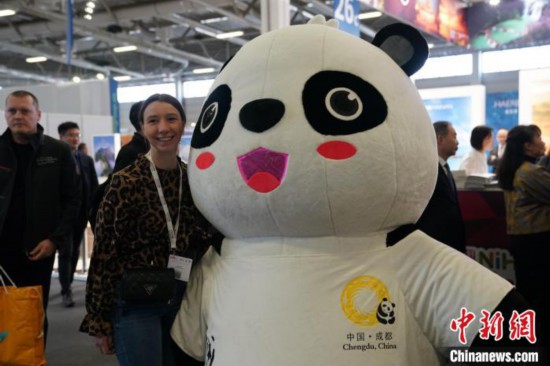 3月5日，2024年柏林國際旅游交易會(ITB)在柏林會展中心拉開帷幕。以“你好！中國”為主題的中國展區(qū)當(dāng)日亮相展會。圖為觀眾與大熊貓人偶合影。中新社記者 馬秀秀 攝