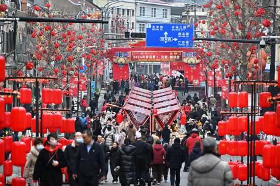 2024年2月18日，游客在2024年青島蘿卜·元宵·糖球會(huì)上消費(fèi)、游玩。新華社記者李紫恒攝