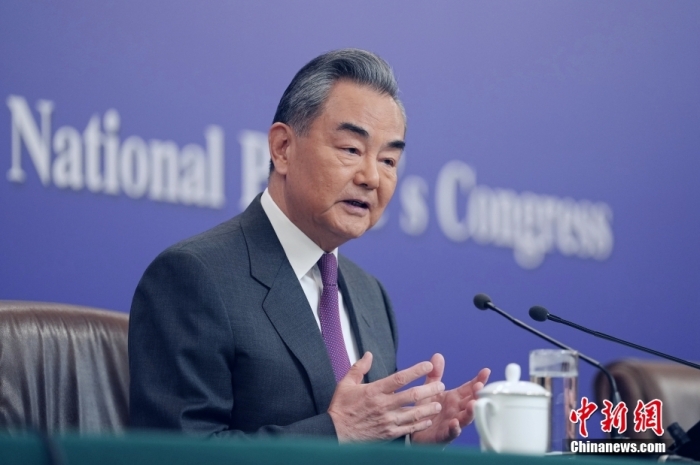 3月7日，十四屆全國人大二次會(huì)議在北京舉行記者會(huì)，中共中央政治局委員、外交部長王毅就中國外交政策和對(duì)外關(guān)系相關(guān)問題回答中外記者提問。<a target='_blank' href='/'><p  align=