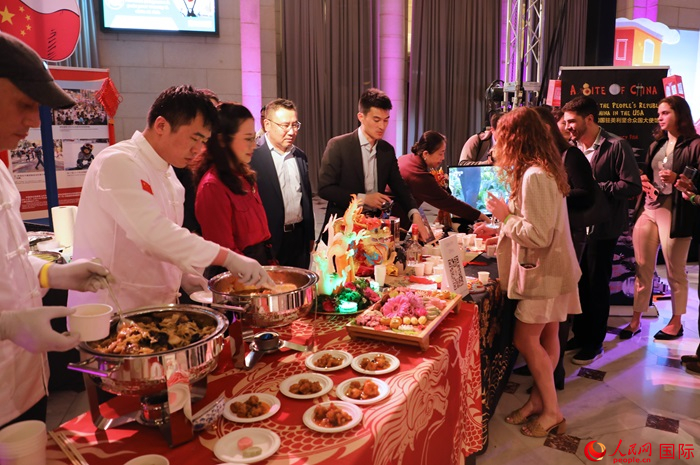 使館工作人員詳細(xì)為現(xiàn)場美食家和來賓講解菜品色香味特點、原料特色、烹制手法及其中蘊含的中華美食文化。人民網(wǎng)記者 李志偉攝