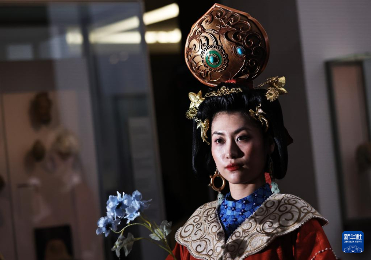 3月13日，在位于法國(guó)巴黎的吉美國(guó)立亞洲藝術(shù)博物館，模特展示敦煌復(fù)原服飾。新華社記者 高靜 攝