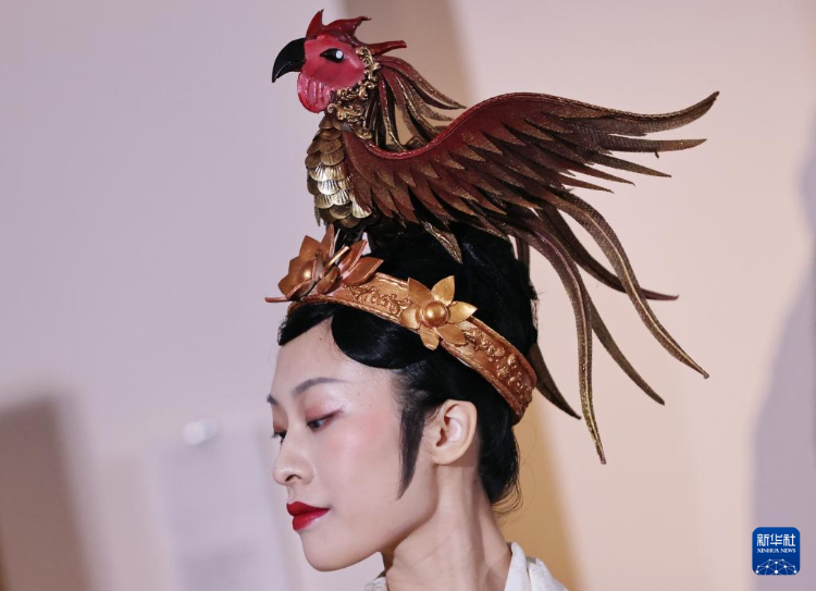 3月13日，在位于法國(guó)巴黎的吉美國(guó)立亞洲藝術(shù)博物館，模特展示敦煌復(fù)原服飾。新華社記者 高靜 攝