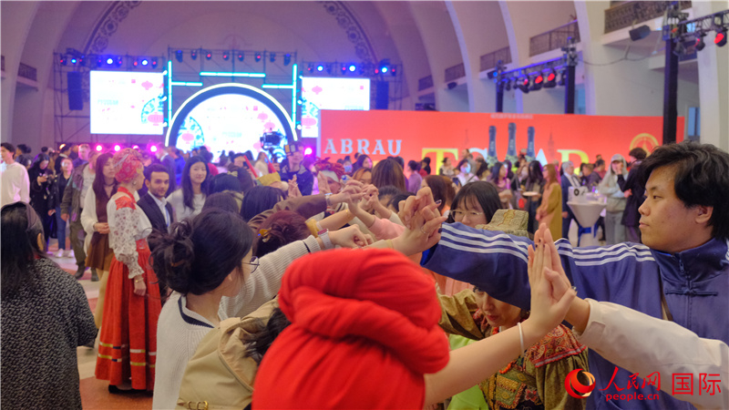 中俄觀眾在現(xiàn)場參與俄羅斯民俗互動游戲。人民網(wǎng) 褚夢琦攝