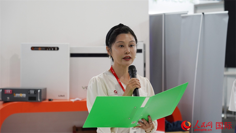 中建材海外經(jīng)濟合作有限公司總經(jīng)理姜婓致辭。人民網(wǎng) 劉暢攝
