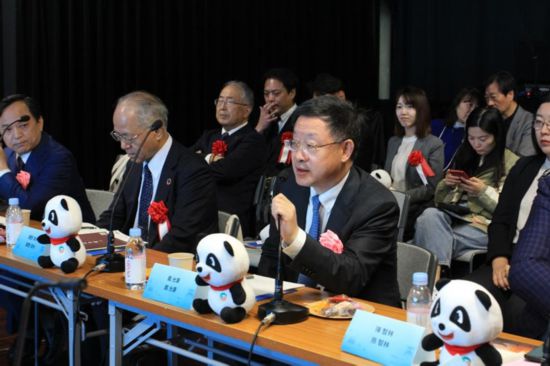 圖為四川省文化和旅游廳廳長戴允康向日本友人介紹四川旅游資源。（中國駐東京旅游辦事處供圖）