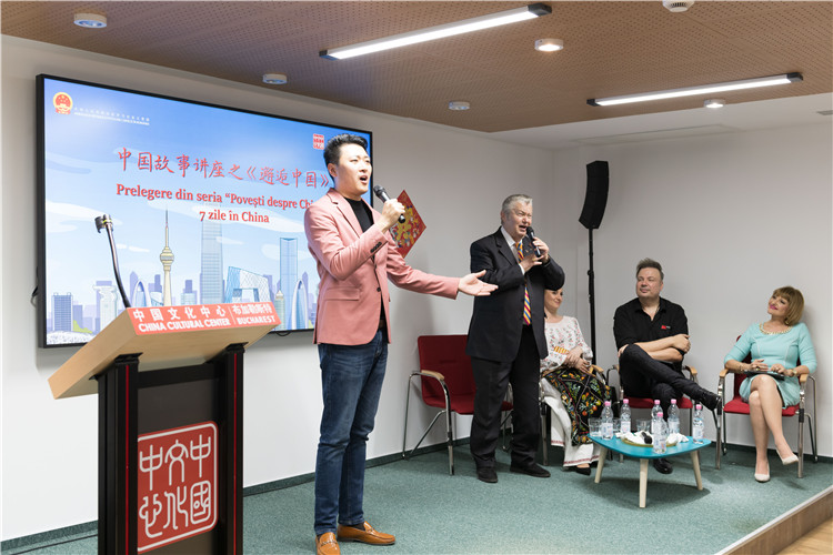 中國(guó)青年男高音歌唱家方瀧與奧爾基·圖爾達(dá)合唱羅語(yǔ)歌曲。布加勒斯特中國(guó)文化中心供圖。