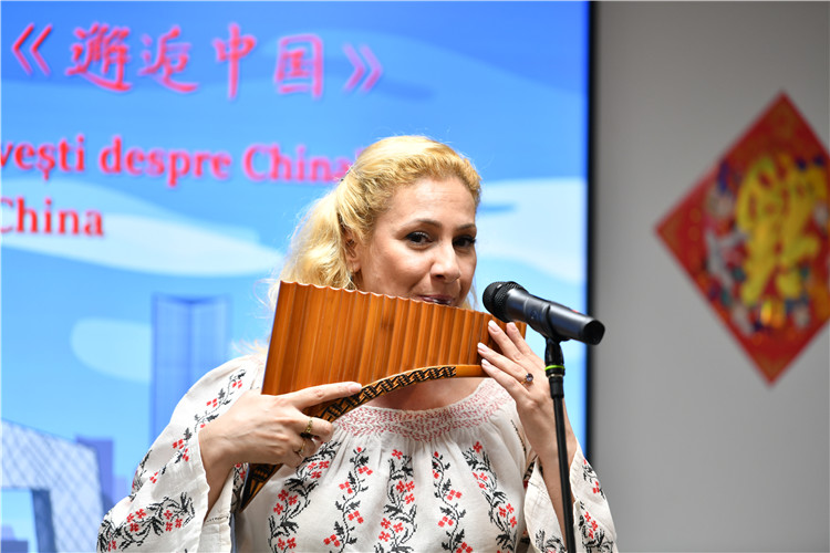 喬治亞娜·帕納演奏排簫。 布加勒斯特中國(guó)文化中心供圖。