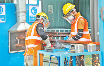 中企承建的馬東鐵項目創(chuàng)造就業(yè)機會超過1.8萬個，合作的當?shù)仄髽I(yè)超過1900家——為促進馬來西亞東西海岸互聯(lián)互通貢獻力量（共建“一帶一路”第一現(xiàn)場）
