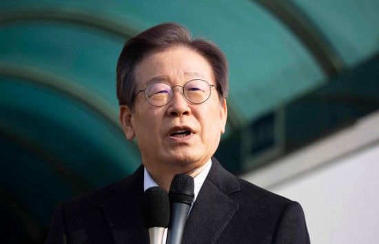 1月10日，韓國(guó)最大在野黨黨首李在明從首爾大學(xué)醫(yī)院出院時(shí)發(fā)表講話(huà)。新華社發(fā)（全休相攝）