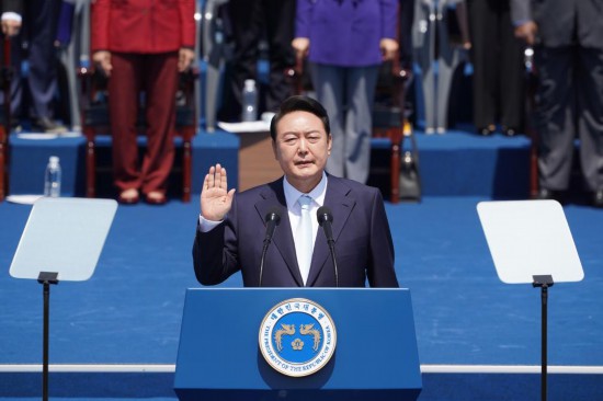 2022年5月10日，在韓國(guó)首爾，尹錫悅出席總統(tǒng)宣誓就職儀式。新華社發(fā)（李相浩攝）