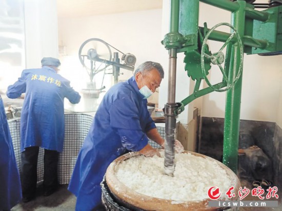　　作坊里工人正在進行粉絲生產(chǎn)。受訪者供圖