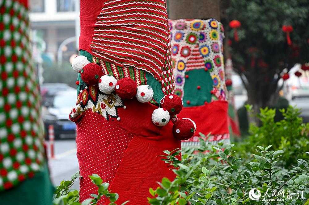 杭州市拱墅區(qū)獅虎橋路上的行道樹“穿”上了新裝。人民網(wǎng) 葉賓得攝