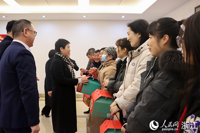 杭州市上城區(qū)“我為年夜飯?zhí)淼啦恕睈?ài)心禮盒正式啟送。人民網(wǎng) 秦文攝