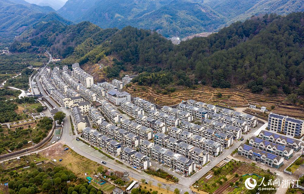 近日，航拍寧波市海曙區(qū)龍觀鄉(xiāng)李岙村屋頂光伏項目。人民網(wǎng) 章勇濤攝