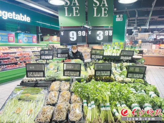 　　家樂福芙蓉廣場店，市民在選購春菜。
