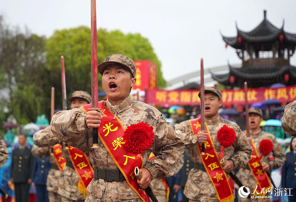 3月22日，新兵們高喊誓言、莊嚴(yán)亮劍。人民網(wǎng) 章勇濤攝