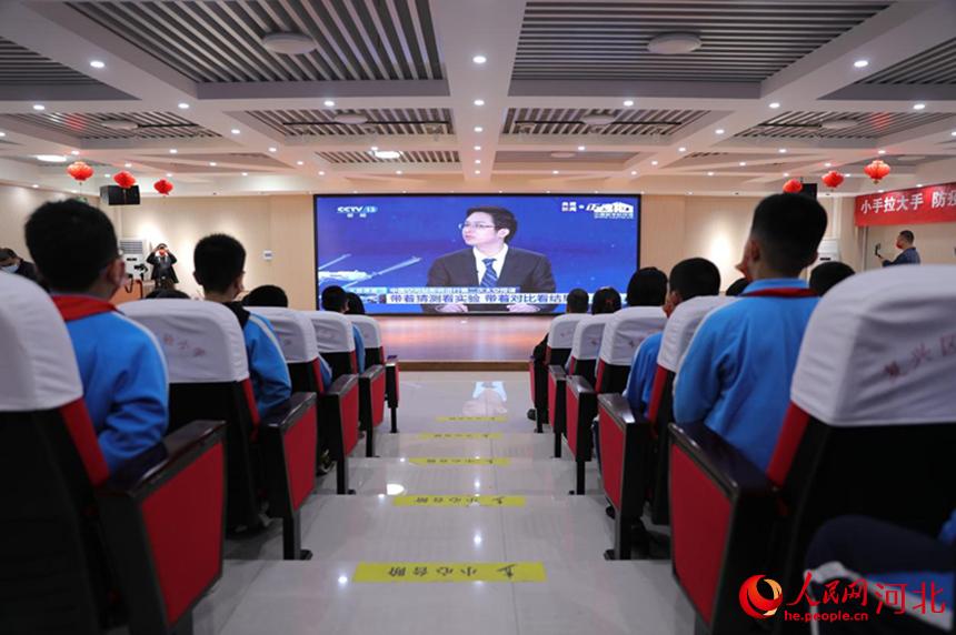 邯鄲市復興區(qū)實驗小學學生集中收聽收看“天宮課堂”第二課。 王伸攝