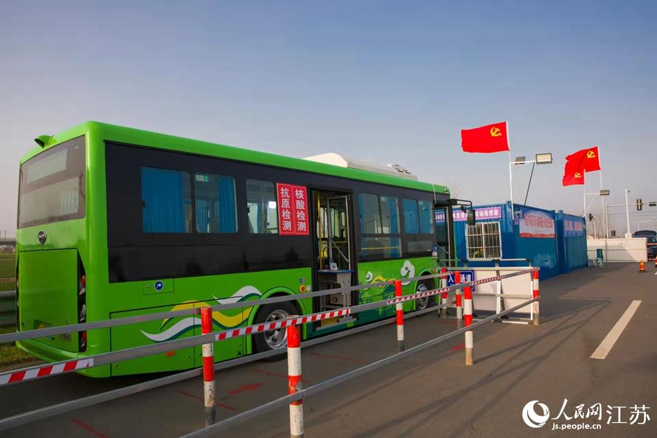 淮安市客總汽車運輸有限公司調(diào)集兩部車況最佳“核酸采樣流動車”，組建黨員“先鋒崗”。紀(jì)星名攝