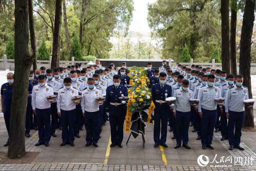 涼山州森林消防支隊駐西昌全體消防救援人員一同前往西昌市烈士陵園舉行紀(jì)念活動。樊文淵攝