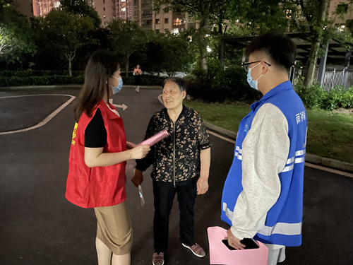 工作人員在小區(qū)進(jìn)行宣傳。受訪單位供圖