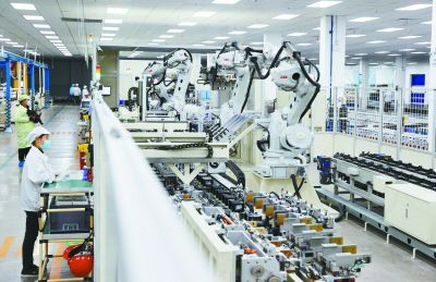 全球鋰離子電池領軍企業(yè)欣旺達動力電池生產車間。 南京日報/紫金山新聞記者 崔曉 攝
