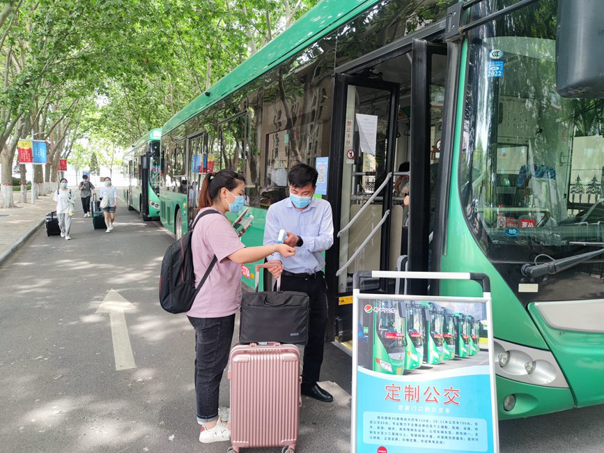 公交車從校園宿舍樓下出發(fā)，直達(dá)鄭州火車站和鄭州東站。崔晨攝