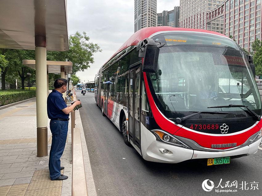 北京1路公交車駛進(jìn)八王墳西站，此前各路公交經(jīng)過該站時(shí)均甩站通過，今起該站回復(fù)正常上下客。人民網(wǎng) 尹星云攝