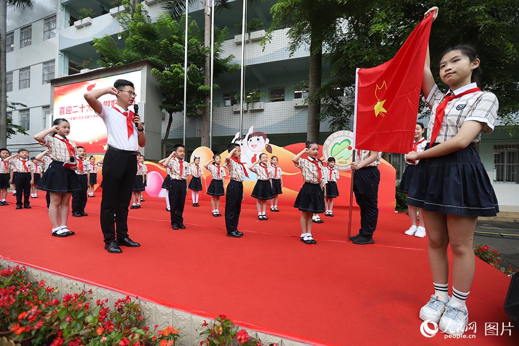 5月31日，在廣西壯族自治區(qū)南寧市民主路小學(xué)，學(xué)校大隊(duì)輔導(dǎo)員帶領(lǐng)少先隊(duì)員呼號(hào)。人民網(wǎng)記者 嚴(yán)立政攝