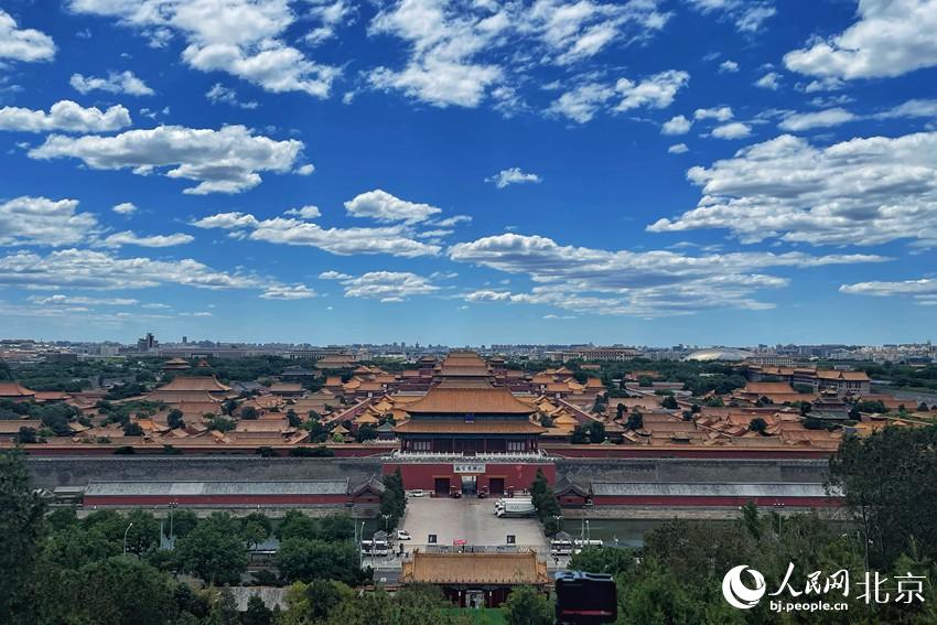 北京再現(xiàn)“高顏值”藍(lán)天白云。 人民網(wǎng) 池夢(mèng)蕊攝