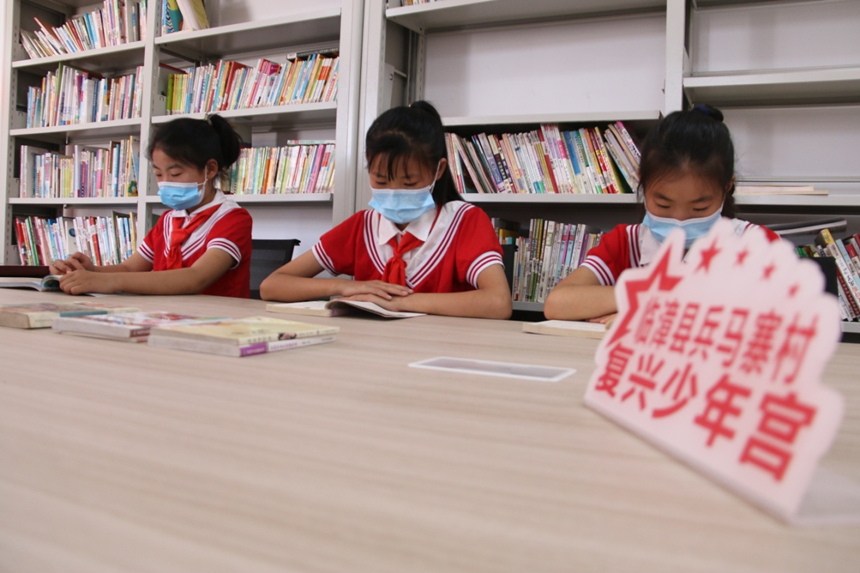 河北省臨漳縣柏鶴集鄉(xiāng)兵馬寨村復(fù)興少年宮，孩子們?cè)陂営[室讀書(shū)。 申志好攝