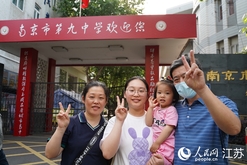 一家人在考點(diǎn)前合影留念。周夢(mèng)嬌攝