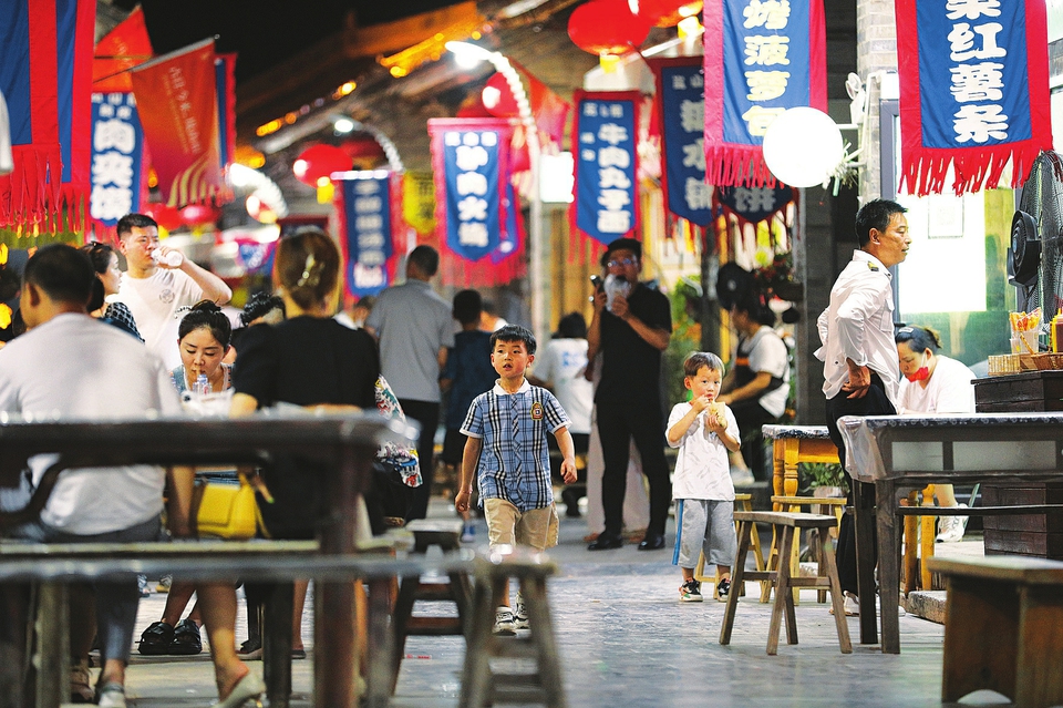  6月17日晚，游客在運(yùn)城市鹽湖區(qū)嵐山根運(yùn)城印象景區(qū)內(nèi)游玩。連日來(lái)，運(yùn)城市通過(guò)發(fā)放消費(fèi)券，培育夜購(gòu)、夜味、夜宿、夜玩、夜賞的消費(fèi)形態(tài)，迅速推動(dòng)消費(fèi)企穩(wěn)回暖，為經(jīng)濟(jì)發(fā)展注入強(qiáng)勁動(dòng)力。 金玉敏攝