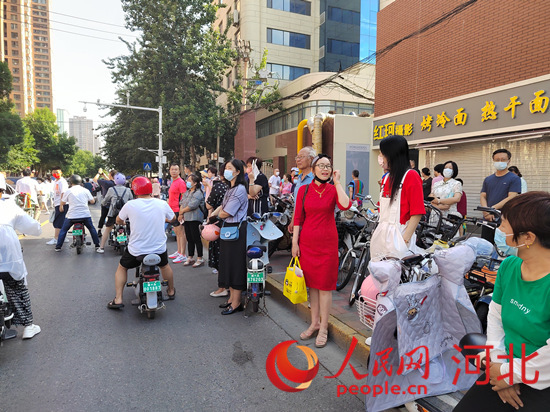 石家莊外國(guó)語(yǔ)學(xué)?？键c(diǎn)外送考的家長(zhǎng)。人民網(wǎng) 祝龍超攝