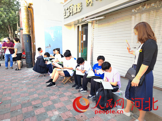 臨進(jìn)考場(chǎng)，考生抓緊時(shí)間再?gòu)?fù)習(xí)一下。人民網(wǎng) 祝龍超攝