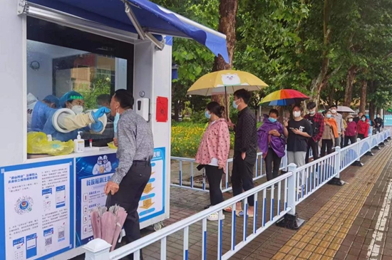 核酸采樣志愿者們上崗。孫金梅攝