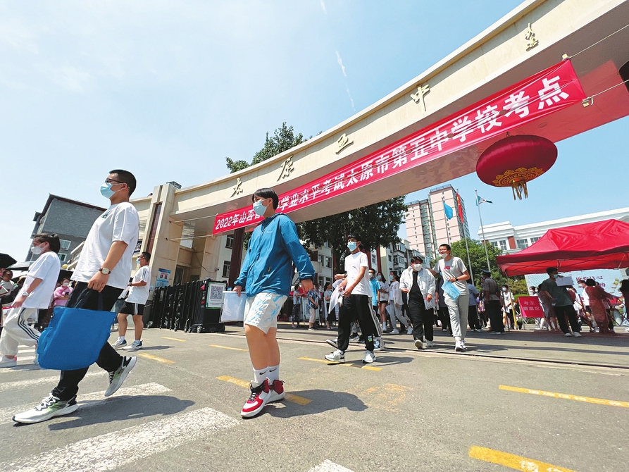 六月二十日，中考太原五中考點(diǎn)，完成首門考試的考生滿懷信心走出考場(chǎng)。記者李兆民攝
