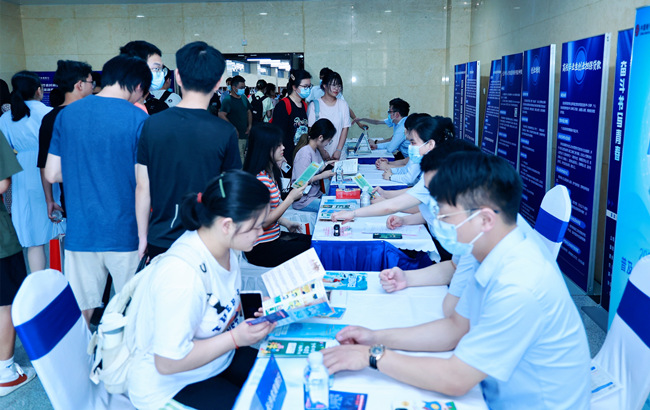 大學(xué)生現(xiàn)場咨詢創(chuàng)業(yè)政策。長沙市人社局供圖