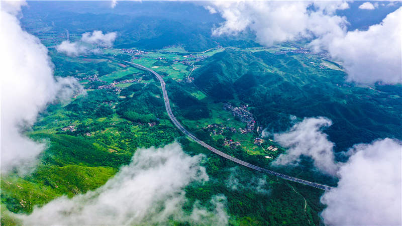 湖南省常寧市廟前鎮(zhèn)泉井村，云霧繚繞，青山蒼翠，公路蜿蜒，秀美如畫。周秀魚春攝