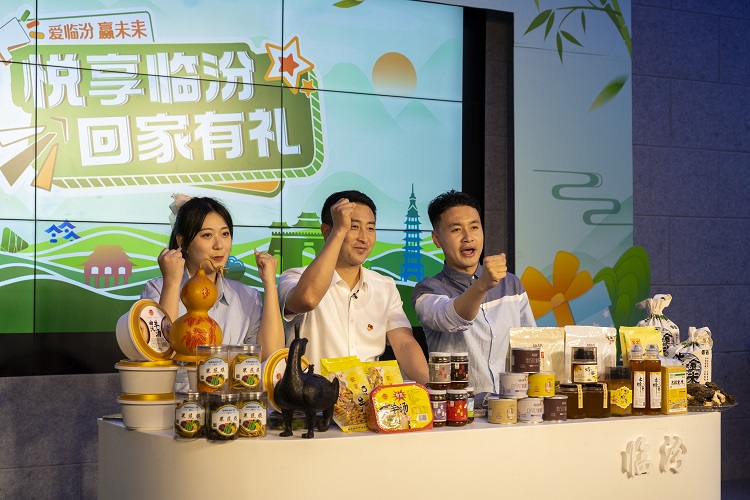 6月3日下午，在臨汾原產地商品體驗店，曲沃縣副縣長樊奇選對當地的農特產品、旅游景點進行了推介代言。鄭遠飛攝