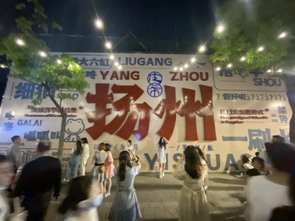 古運(yùn)河畔的皮市街充滿市井氣息。 人民網(wǎng) 張玉峰攝