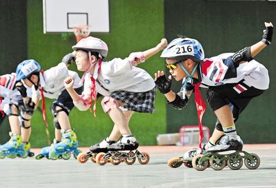 6月23日，邯鄲市邯山區(qū)實驗小學的學生在練習輪滑。 當日是國際奧林匹克日，該小學開展了“我運動、我健康、我快樂”為主題的體育活動，通過足球、籃球、武術(shù)、輪滑、擊劍等運動，讓學生們享受運動健身的快樂，感受運動的魅力。 河北日報通訊員 郝群英攝