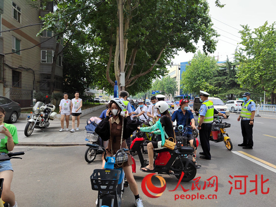 石家莊交警在查處非機動車違章。人民網(wǎng)祝龍超攝